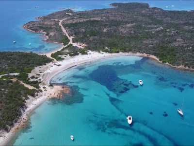 Isola di Caprera � L�isola � considerata la pi� bella dell�arcipelago della Maddalena a nord-est della Sardegna. E� praticamente disabitata (se si eccettua l�attivit� di alcuni pastori per pochi mesi all�anno) e offre alte scogliere a picco sul mare. E� anche conosciuta per essere stata la dimora di Giuseppe Garibaldi negli ultimi suoi anni di via